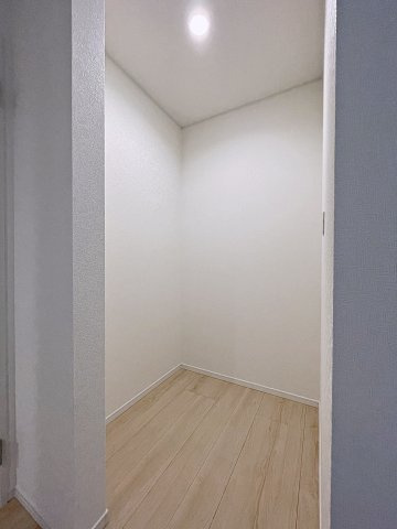 新築戸建・新築建売　福島市笹谷第9　笹谷小・信陵中の洋室|大容量のパントリーは食品や日用品、防災グッズなどの保管に便利です！