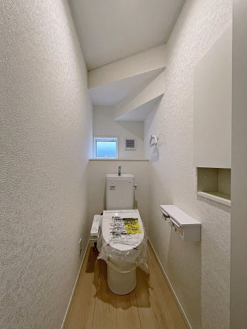 新築戸建・新築建売　福島市笹谷第9　笹谷小・信陵中のトイレ|白を基調としており小窓で換気ができるので清潔感のある空間。ペーパーホルダーが2つあるのも便利です！