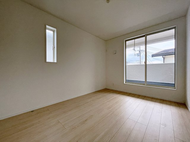新築戸建・新築建売　福島市笹谷第9　笹谷小・信陵中の洋室|6帖の洋室は自然光が長時間入る2面採光で明るく気持ちの良いプライベート空間です！
