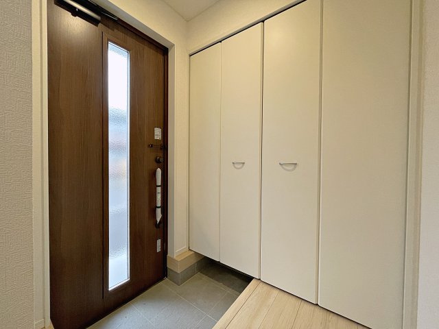 新築戸建・新築建売　福島市笹谷第9　笹谷小・信陵中の玄関|大容量のシューズボックスがあり収納豊富な玄関スペース。玄関ドアから日差しが入り明るいです！