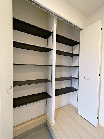 新築戸建・新築建売　福島市笹谷第9　笹谷小・信陵中の収納|大容量のシューズボックスは、可動式の棚で高さを自由に変えることができます！