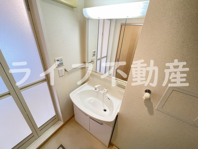 メゾンレモンの木の独立洗面台|独立洗面台、小物を置くことができて便利です
