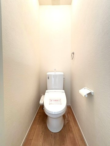 新築戸建　静岡市駿河区小鹿10期　全1棟　1号棟のトイレ|各階にトイレがあるため、朝の支度もスムーズにすすみます。