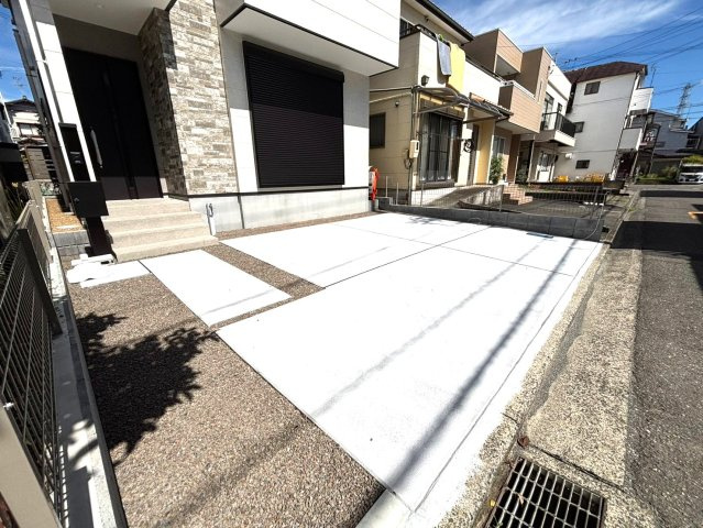 新築戸建　静岡市駿河区小鹿10期　全1棟　1号棟の駐車場|駐車スペースはコンクリート仕上げになっているため、雨の日も足元が気になりません♪
