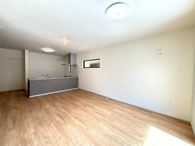 新築戸建　静岡市駿河区小鹿10期　全1棟　1号棟の居間・リビング|どんなインテリアも馴染む白を基調としたリビング。