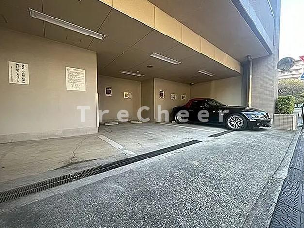 日神デュオステージ早稲田の駐車場