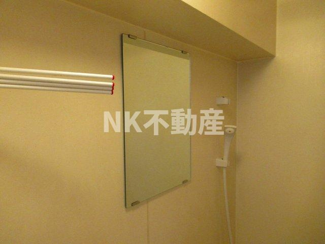 【浴室】 | センチュリーロイヤル小阪（河内小阪賃貸） | お風呂に鏡があります。