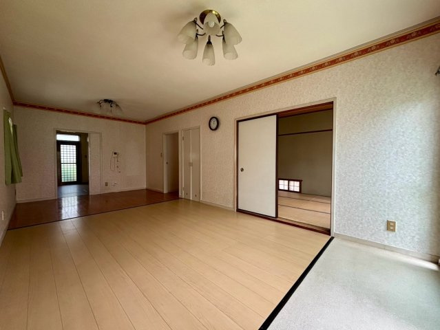 山崎　中古戸建の居間・リビング|一部、フローリング化しております！
