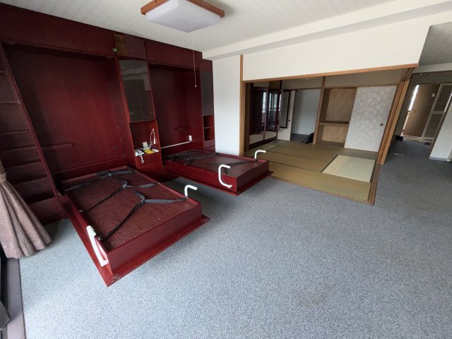 中銀ライフケア咲見20号館の洋室|壁面には収納型のベッドがございます。