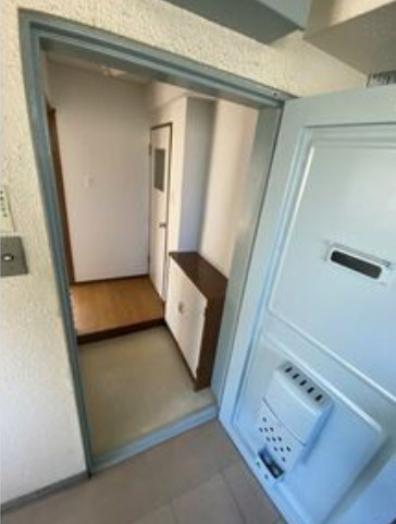 須賀町マンションの玄関