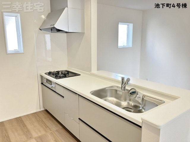 碧南市池下町4号棟のキッチン|家族の距離が縮まる対面式システムキッチン。キッチンを中心に笑顔と会話がはずむ開放的なスタイルです♪