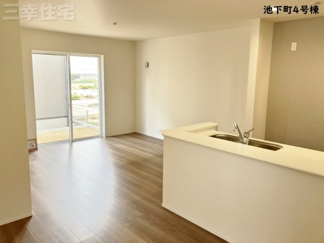 碧南市池下町4号棟の居間・リビング|南向きのリビングです♪