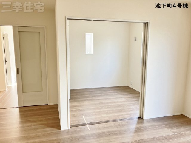 碧南市池下町4号棟の洋室|リビングと続き間になる洋室4.5帖。頭のいい子はやっている学習机を置いてリビングのそばで勉強をしてはいかが
