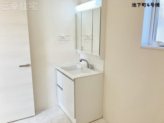碧南市池下町4号棟の洗面所|3面鏡の洗髪洗面化粧台には、十分な可動式収納棚も付いた見た目も美しく機能性に優れた使いやすい仕様です