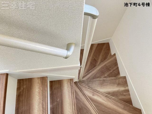 碧南市池下町4号棟の設備|階段やトイレには手すりを設置し、転落の防止や体への負担を軽減しています。健康や安全に配慮した安心の住宅を提供しています