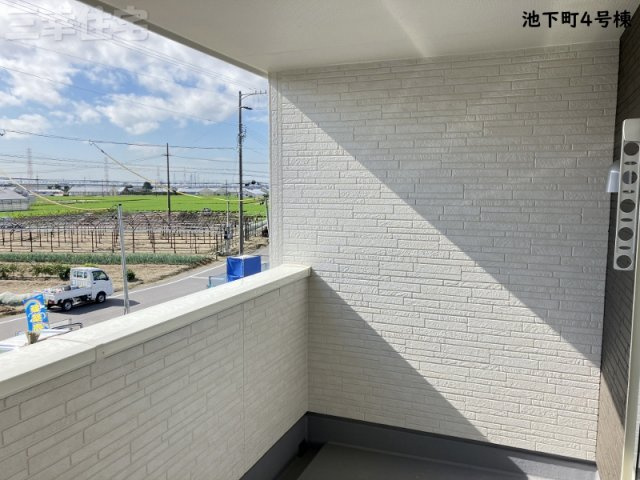 碧南市池下町4号棟のバルコニー|主寝室専用屋根のあるバルコニー！屋根のあるバルコニーは雨が降っても慌てない、家事する方の強い味方になります