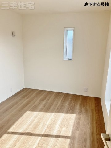 碧南市池下町4号棟の洋室|洋室5.4帖。このお部屋にも屋根のあるバルコニーあります