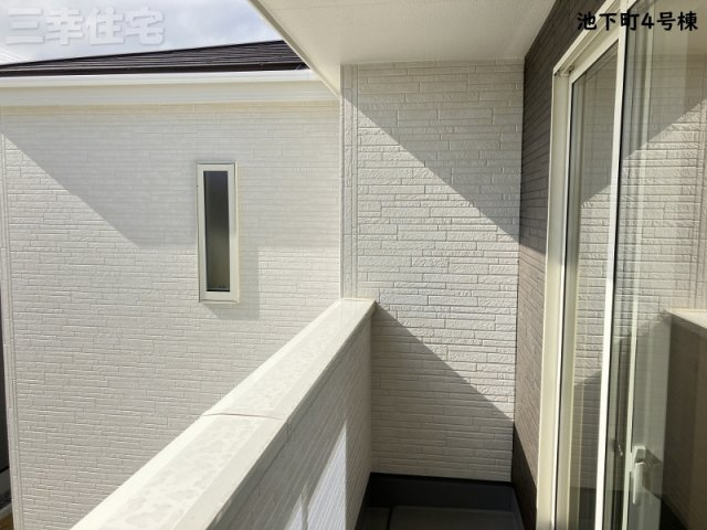 碧南市池下町4号棟のバルコニー|洋室専用の屋根のあるバルコニー！陽光・通風を確保した南向きの快適空間