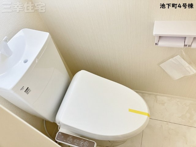 碧南市池下町4号棟のトイレ|2階のシャワートイレも少ない水でパワフルな洗浄力を実現しています。 環境にやさしく、経済的です