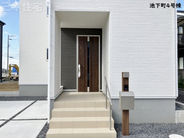 碧南市池下町4号棟の玄関|玄関の鍵はスマートキー、エントランスの階段には手すりがあります