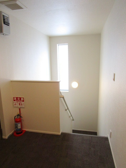 TABATA APARTMENTのその他共用部分|カーペット仕上げの綺麗な内廊下