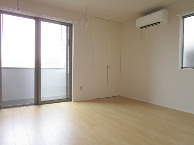 TABATA APARTMENTの居間・リビング|★２面採光★綺麗なフローリングのお部屋★