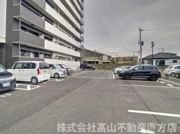 直方市大字下新入の賃貸マンションの駐車場