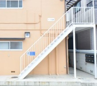 八千代市八千代台南１丁目のアパートのエントランス