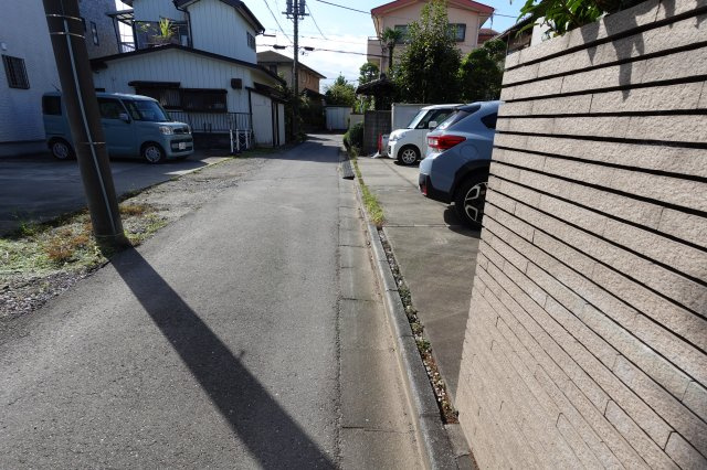 川越市的場1186　中古戸建の前面道路含む現地写真