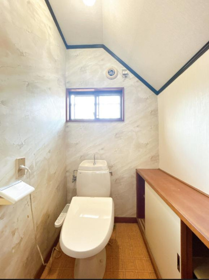 【トイレ】 | 常総市豊岡町丁　中古戸建 | 小窓が付いているので、トイレも明るい空間になっております♪