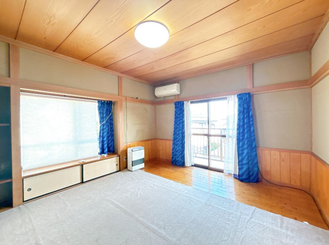 【寝室】 | 常総市豊岡町丁　中古戸建 | バルコニーに面していて、たっぷり光りの入る明るい主寝室です！