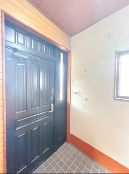 【玄関】 | 常総市豊岡町丁　中古戸建 | 毎日「行ってきます」「ただいま」をいう玄関は明るく光が差し込みます♪