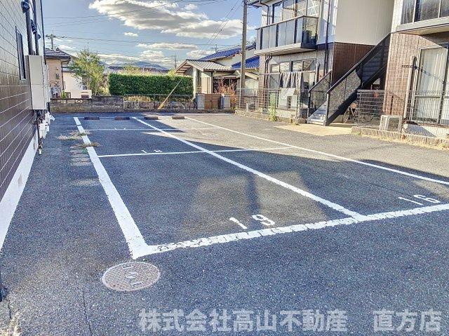 直方市大字感田のアパートの駐車場