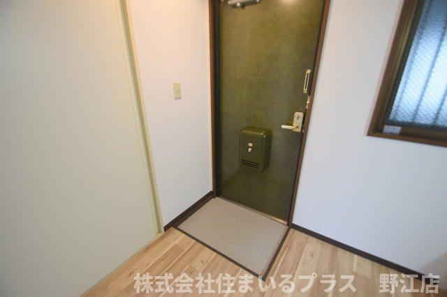 コトブキ・マンションの玄関
