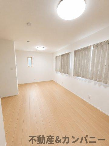伊予市下吾川の中古戸建ての洋室|きれいな洋室です