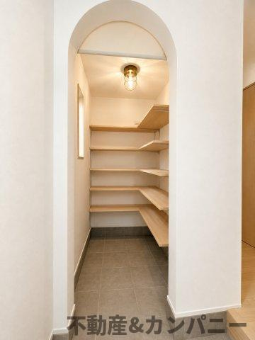 伊予市下吾川の中古戸建ての収納|Ｒ型の土間収納です