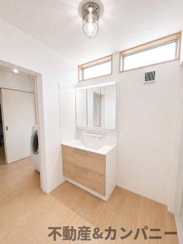 伊予市下吾川の中古戸建ての独立洗面台|使いやすい独立洗面台です