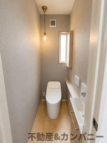 伊予市下吾川の中古戸建てのトイレ|落ち着いた色味のトイレです
