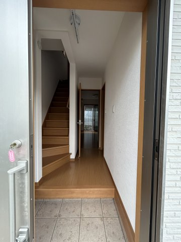西本町6丁目戸建の玄関|収納もある玄関です