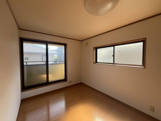 松島町高城字城内一の洋室|窓を開ければすぐにバルコニーへ繋がる便利な動線。