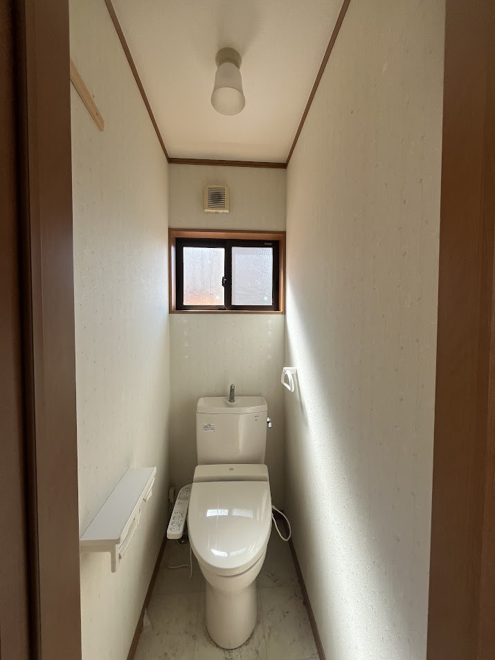 松島町高城字城内一のトイレ|明るい光が差し込み、日中も暗くなりにくい空間。