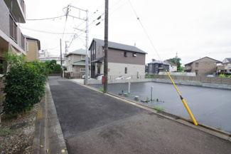 【前面道路含む現地写真】 | 【仲介手数料無料！！】立川市富士見町4丁目　建築条件付き売地（全2区画）No2区画　3890万円 | 北道路、電柱は移設予定