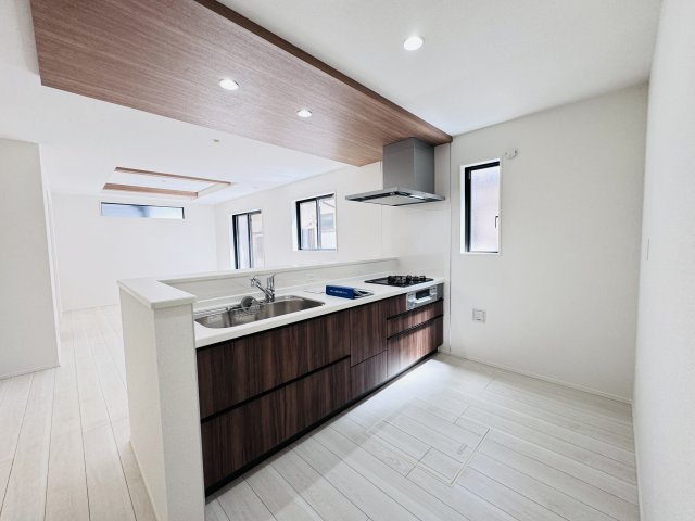 松戸市六高台４丁目新築戸建【六実小学校：2分】のキッチン|広々システムキッチン・シンクの水栓には浄水器がついてます！