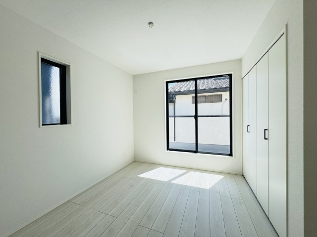松戸市六高台４丁目新築戸建【六実小学校：2分】の寝室|7帖寝室・南側バルコニー前の明るいお部屋です♪