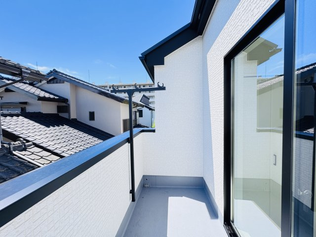 松戸市六高台４丁目新築戸建【六実小学校：2分】のバルコニー|寝室前南向きバルコニー・日当たり良好♪