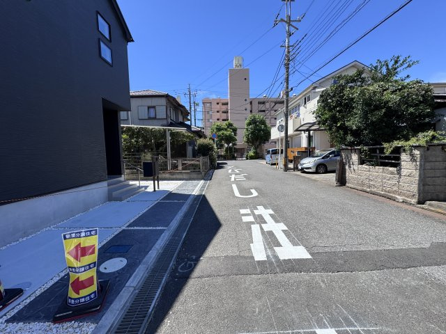松戸市六高台４丁目新築戸建【六実小学校：2分】の前面道路含む現地写真|北側前面道路・幅員約6ｍ