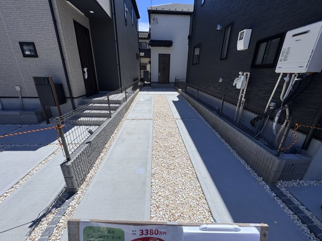松戸市六高台４丁目新築戸建【六実小学校：2分】の駐車場|2号棟駐車スペース・縦列2台駐車可