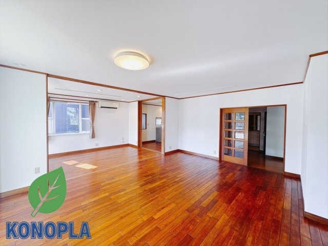 【中古戸建】前橋市荒牧町1丁目の居間・リビング|■リビング｜木製で懐かしさのある家具やアンティーク調の小物に囲まれてレコードを流したり小説を読んだり…そんな心ときめく暮らしをしませんか？