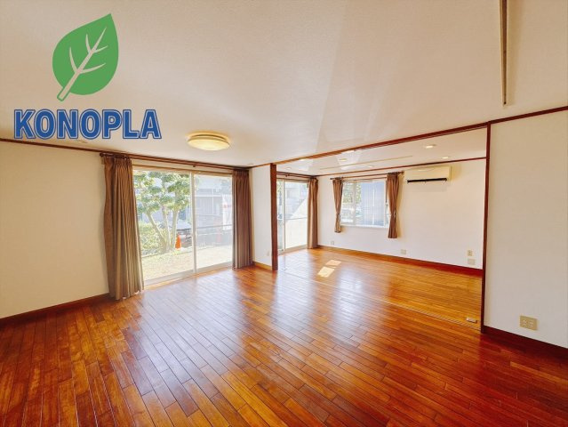 【中古戸建】前橋市荒牧町1丁目の居間・リビング|■リビング｜窓から射し込む陽射しが縦横に広がり、あたたかな空間を形作ります♪木目のきれいなフローリングとシンプルな壁紙は、一日中家に居ても飽きることなく過ごすことができる素敵な空間です♪
