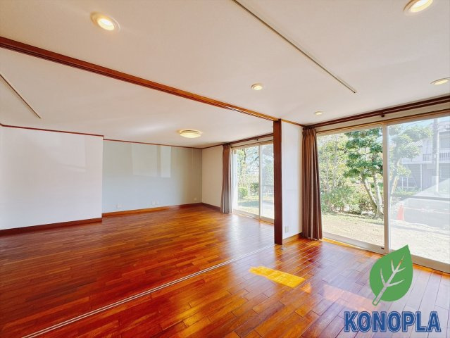 【中古戸建】前橋市荒牧町1丁目の居間・リビング|■リビング｜大きい窓からあたたかいたっぷりの光が入ります♪開放的な空間で毎日をもっと快適に(*＾＾*)